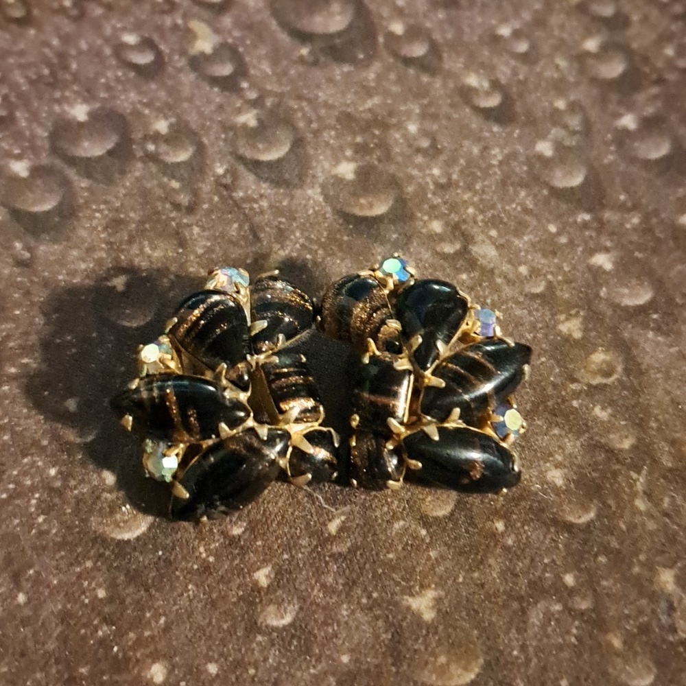 COPY - Vintage Goldtone Black Gold Flecked Glass Aurora Borelis Clip Earrings